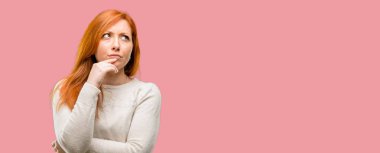 Güzel genç Kızıl saçlı kadın şüphe ifade, şaşırtmak ve kavramı, belirsiz gelecek merak ediyorum