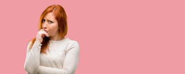 Güzel genç Kızıl saçlı kadın şüphe ifade, şaşırtmak ve kavramı, belirsiz gelecek merak ediyorum