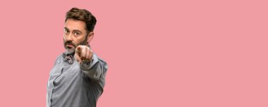 Orta yaş adam, sakal ve papyon parmak ile ön işaret