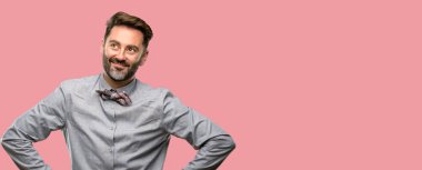 Orta yaş adam, sakal ve papyon kendinden emin ve mutlu bir büyük doğal ile smile gülüyor