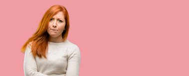 Güzel genç Kızıl saçlı kadın şüphe ifade, şaşırtmak ve kavramı, belirsiz gelecek merak ediyorum