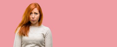 Üzgün ve kızgın ifade, mutsuz olan güzel genç Kızıl saçlı kadın