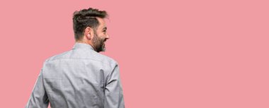 Orta yaş adam, sakal ve papyon arka, arka görünüm