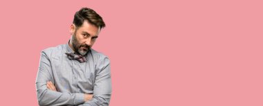 Orta yaş adam, sakal ve papyon sinirli ve öfkeli olumsuz duygu, biriyle rahatsız ifade