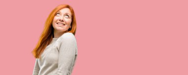 Güzel genç Kızıl saçlı kadın kendinden emin ve mutlu bir büyük doğal gülümseme komik ararken