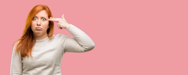 Güzel genç Kızıl saçlı kadın mutsuz intihar jest yapmak her şeyi yorgun. Sürgünler silah, taklit el ile üzgün