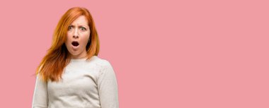 Güzel genç Kızıl saçlı kadın korkmuş ve ifade wow jest tezahürat şaşırttı. İmansız