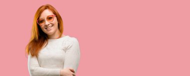 Güzel genç Kızıl saçlı kadın kendinden emin ve mutlu büyük bir doğal gülümseme gülüyor, doğal ifade ile