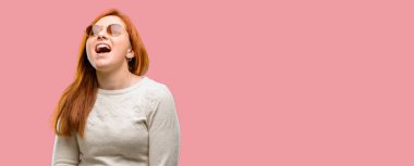 Güzel genç Kızıl saçlı kadın kendinden emin ve mutlu bir büyük doğal gülümseme gülmek ile