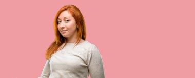 Güzel genç Kızıl saçlı kadın kendinden emin ve mutlu bir büyük doğal gülümseme davet ile girmek için