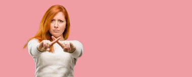 Güzel genç Kızıl saçlı kadın kötü tutum yapma dur ile rahatsız Hayır, güvenlik, savunma veya kısıtlama, belki iterek ifade el ile kayıt