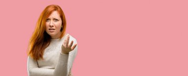 Güzel genç Kızıl saçlı kadın sinirli ve öfkeli olumsuz duygu, biriyle rahatsız ifade