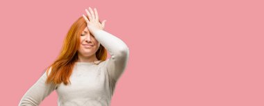 Yorgun ve sinirli kafasına, güzel genç Kızıl saçlı kadın stresli tutmak el