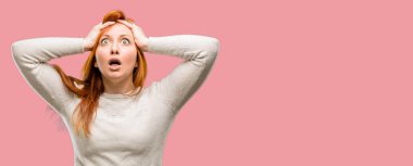 Güzel genç Kızıl saçlı kadın stresli kafasına, panik içinde dehşete ellerini tutmak, bağırarak