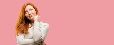 Düşünme ve şüphe ve merak ifade arıyorum güzel genç Kızıl saçlı kadın