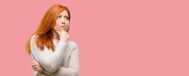 Güzel genç Kızıl saçlı kadın ile acımak yüz düşünceli düşünme