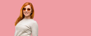 Güzel genç Kızıl saçlı kadın kendinden emin ve mutlu bir büyük doğal gülümseme gülmek ile