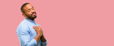 Kalp, elleriyle sakallı Afrikalı-Amerikalı adam sevgi ve sağlık kavramı ifade