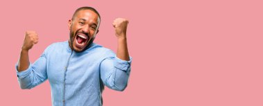 Mutlu ve heyecanlı kazanan jest ifade sakallı Afrikalı-Amerikalı adam. Başarılı ve zafer, zafer kutluyor