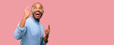 Mutlu ve yukarı dönük ifade wow jest tezahürat sakallı Afrikalı-Amerikalı adam