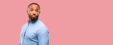 Aşk, darbeler öpücük kamerasına, ifade sakallı Afrikalı-Amerikalı adam flört