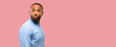 Aşk, darbeler öpücük kamerasına, ifade sakallı Afrikalı-Amerikalı adam flört