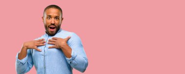 Mutlu ve ifade wow jest tezahürat sakallı Afrikalı-Amerikalı adam