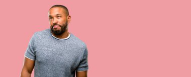 Komik surat dalga yapma sakallı Afrikalı-Amerikalı adam