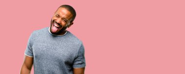 Kamera işareti itaatsizlik, protesto ve saygısızlık dilini dışarı yapışmasını sakallı Afrikalı-Amerikalı adam