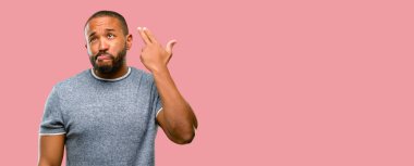 Sakallı mutsuz Afrikalı-Amerikalı adam intihar jest yapmak her şeyi yorgun. Sürgünler silah, taklit el ile üzgün