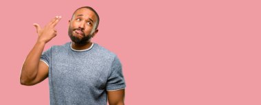 Sakallı mutsuz Afrikalı-Amerikalı adam intihar jest yapmak her şeyi yorgun. Sürgünler silah, taklit el ile üzgün