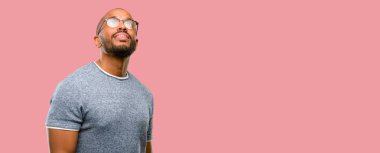 Sakallı kendinden emin ve mutlu ararken gülüyor büyük bir doğal gülümseme ile Afrika kökenli Amerikalı adam