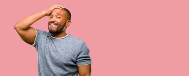 Çok korkmuş ve sinir anksiyete ve panik jest, bunalmış ifade sakallı Afrikalı-Amerikalı adam