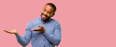 Sakallı kendinden emin ve mutlu bir büyük doğal gülümseme davet ile girmek Afrika kökenli Amerikalı adam