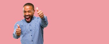 Sakallı Afrikalı-Amerikalı adam standı mutlu ve iyi jest ifade büyük bir gülümseme ile onaylama yukarı başparmak ile pozitif