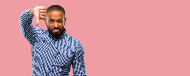 Afrika kökenli Amerikalı adam sakal gösteren başparmak aşağı sevmemek, mutsuz iz ile negatif ifade ve ret