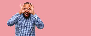 Afrika kökenli Amerikalı adam sakallı parmakları Tamam jest olarak kameradan bakıyorsun. Dürbün taklit