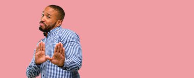 Hayır, güvenlik, savunma veya kısıtlama, belki iterek ifade sakallı Afrikalı-Amerikalı adam kötü tutum dur işareti el ile yapma ile rahatsız