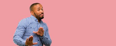 Hayır, güvenlik, savunma veya kısıtlama, belki iterek ifade sakallı Afrikalı-Amerikalı adam kötü tutum dur işareti el ile yapma ile rahatsız