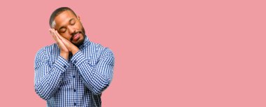 Yorgun ve bıkkın, sakallı Afrikalı-Amerikalı adam yorgun bir uzun gün overworking nedeniyle