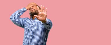 Afrika kökenli Amerikalı adam stresli ve utangaç baş, yorgun ve sinirli el tutmak sakallı