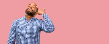 Sakallı mutsuz Afrikalı-Amerikalı adam intihar jest yapmak her şeyi yorgun. Sürgünler silah, taklit el ile üzgün