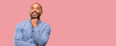 Düşünme ve şüphe ve merak ifade arıyorum sakallı Afrikalı-Amerikalı adam