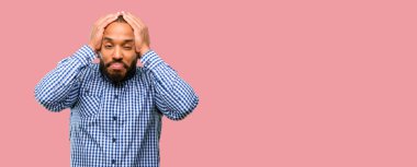 Sakallı kulakları rahatsız edici gürültü, görmezden kapsayan Afrika kökenli Amerikalı adam kulak işitme ses önlemek için fişler. Gürültülü müzik bir sorundur.