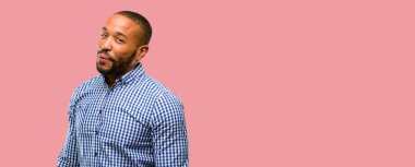 Mutlu ve ifade wow jest tezahürat sakallı Afrikalı-Amerikalı adam