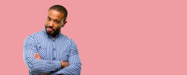 Kendinden emin ve mutlu bir büyük doğal gülümseme gülmek ile çapraz kollu sakallı Afrikalı-Amerikalı adam