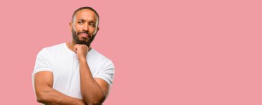 Sakal ile acımak yüz düşünceli düşünme ile Afrika kökenli Amerikalı adam