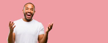 Mutlu ve ifade wow jest tezahürat sakallı Afrikalı-Amerikalı adam