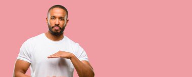 Sakallı bir şey boyut kavramı holding African american adam