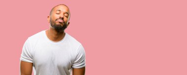 Uykulu ifade, çok çalıştırılıyordu ve yorgun ile sakallı Afrikalı-Amerikalı adam